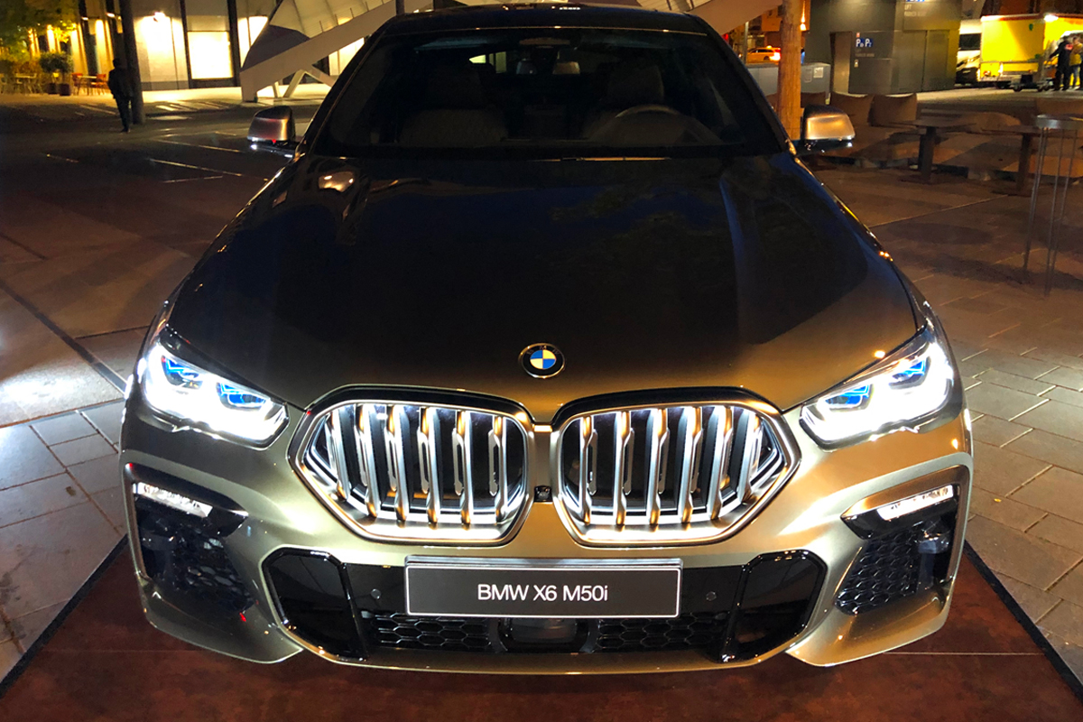 Кішкентай сиськи және сүйкімді жопы бар жас қыз трахает алады